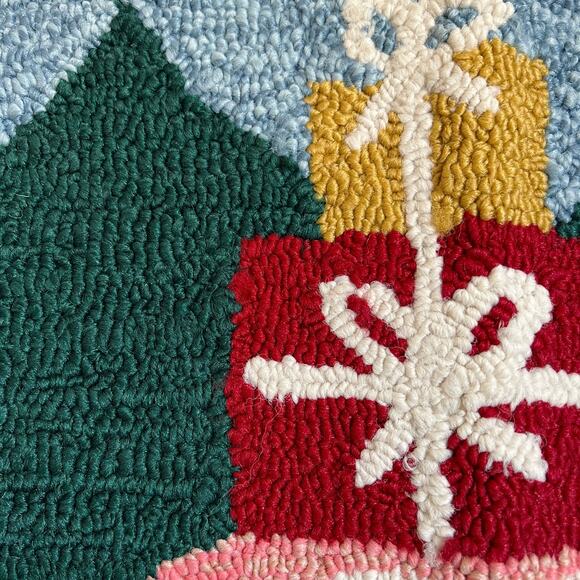 Christmas Accent Rug 18x29 Hooked Rustic Cottage Cabin Christmas Tree NEW - Picture 2 of 4